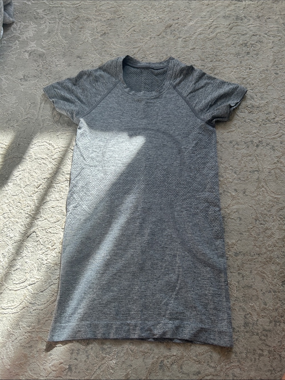 Lululemon Swiftly Tech Heather Gray Hip Length short sleeve sz 6
